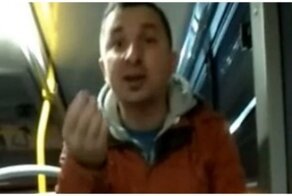 Мужчина начал оскорблять кондуктора из-за просьбы надеть маску