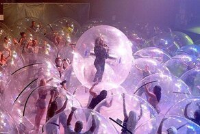 Рок-группа The Flaming Lips устроила "концерт в пузырях" для соблюдения дистанции