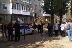В Саратове мать выбросила из окна своих детей