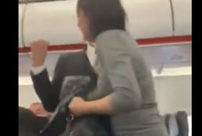 "Вы все умрете!": авиадебоширка накашляла на пассажиров, когда ее выводили из самолета