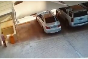 Мужчина чудом остался жив во время обрушения автомобильной парковки