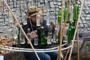 Мелодию из фильма «Джентльмены удачи» сыграли на бутылках