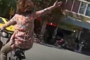В Иране женщину арестовали за то, что она каталась на велосипеде без хиджаба