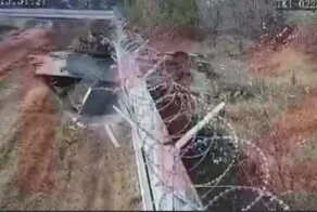 Пьяные солдаты на БМП заблудились в поле и снесли забор аэропорта