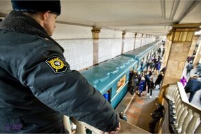 Подгулявший парень не хотел арестовываться, чем заставил попотеть полицию московского метро
