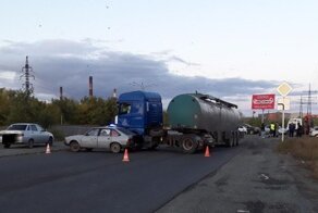 Авария дня. Тягач протаранил три легковушки в Оренбургской области.