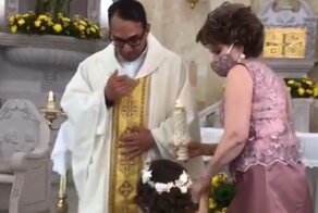 Святая простота: cвященник не смог сдержать смех во время встречи с девочкой