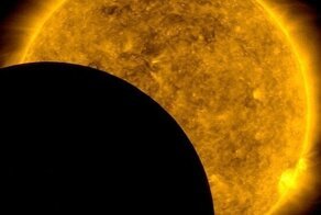 Самая мощная фотобомба: Луна влезла в кадр во время съемок Солнца