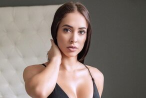 Соблазнительная красотка напугала оружием грабителей, напавших на её семью