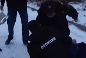 Полицейские жёстко скрутили  мужчину из-за отсутствия маски