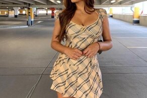 Девушки в платьях