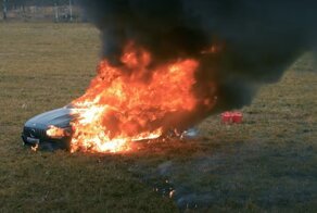 Владелец Mercedes, разругавшись с дилером, сжёг свою машину, стоимостью в 13 млн рублей