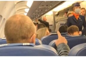 "Это террористы!": мужчину сняли с авиарейса за дебош на борту