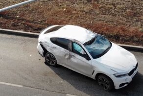 Авария дня. Под Самарой водитель BMW налетел на бордюр и перевернулся