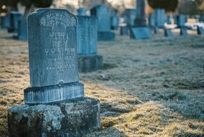 Скрытый смысл 11 распространенных надгробных символов