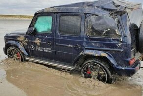 Испытания на мокром песке: Mercedes-AMG G63 несколько раз перевернулся на пляже