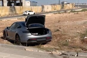 Новенький электромобиль Porsche  перелетел перекресток с круговым движением