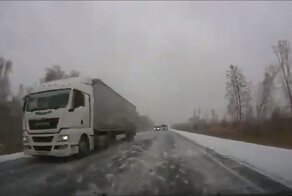 Водитель избежал столкновения с фурой, улетев в кювет