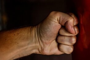 Пьяный подполковник полиции спровоцировал драку и уехал в больницу с проломленным черепом