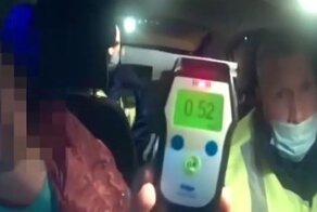 В Красноярском крае пьяная мать без прав отправилась за мужем и нарвалась на ДПС