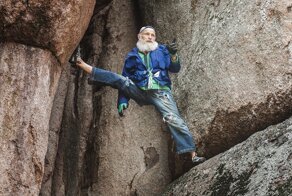 70-летний дедушка спустился со скалы вниз головой без страховочного снаряжения