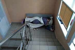 Мест нет: в Новосибирске больных COVID разместили на лестничных клетках клиники