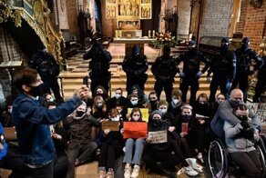 Полячки обвиняют церковь в запрете абортов