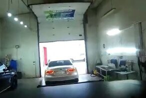 В Набережных Челнах на автомойке «Ленд Крузер» с кенгурятником протаранил две иномарки