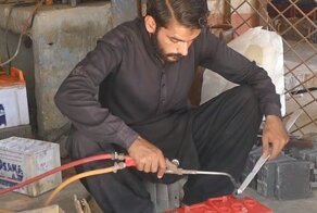 Предприятие по восстановлению старых автомобильных аккумуляторов в Индии