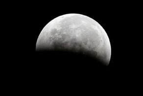 Не гипотеза, а факт: NASA подтвердило, что на Луне действительно есть вода