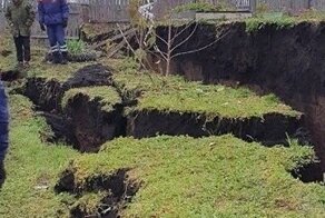 Под Екатеринбургом деревню расколол надвое стометровый разлом
