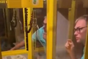 Когда наконец-то смог вытащить главный приз из игрового автомата