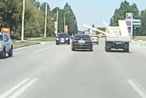 Водитель поленился привязать доски и повредил два автомобиля