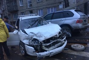 В Бийске водитель BMW не уступил дорогу: бетонный столб упал на автомобиль