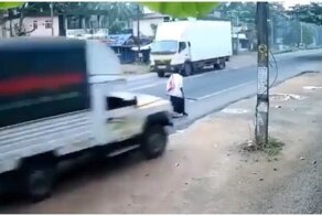 Счастливчик: мчащийся автомобиль чуть не сбил беспечного пешехода