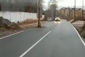 Бойся столба посреди дороги! В Татарстане дорожники уложили новый асфальт
