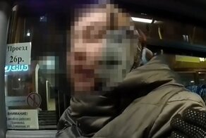 "Отпустите меня, сволочи!": в Сургуте полицейские изолировали упрямую антимасочницу
