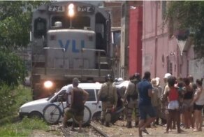 В Бразилии поезд снес с путей заглохший автомобиль вместе с сидевшей за рулем женщиной