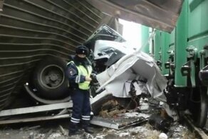 Авария дня. В Омске грузовой состав раздавил на переезде «ГАЗон»