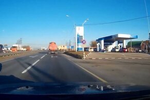 Опасный снаряд: в Тольятти бензовоз потерял колесо