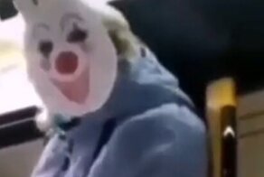 «Довольны?»: женщина в автобусе устроила скандал, надев маску клоуна