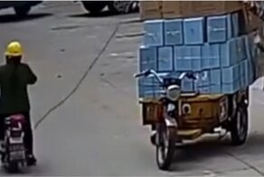 Закреплявший груз торговец случайно заарканил скутеристку