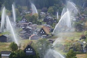 Японскую деревню-музей заливают водой для тренировки