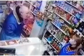 Агрессивный мужчина разгромил прикассовую зону магазина из-за просьбы надеть маску