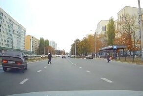 Старушка решила перебежать дорогу рядом с надземным переходом