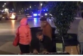 Уличный музыкант невозмутимо играет во время беспорядков в Барселоне