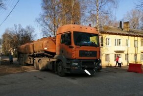 Авария дня. В Тверской области большегруз столкнулся с "Нивой"