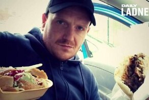 Британец объедается шаурмой ради благотворительности