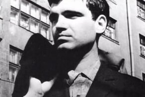 В последнюю осень уходят поэты