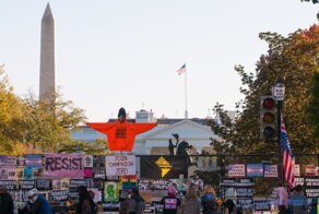 Перед Белым домом активисты BLM устроили беспорядки: полиции пришлось применить силу: видео